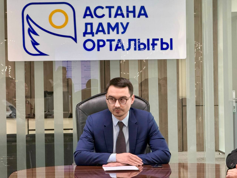 Сегодня Заместитель Председателя Правления ТОО «Центр развития Астаны» Закарьянов Ильяс провёл обсуждение проекта Конституции с сотрудниками организации.